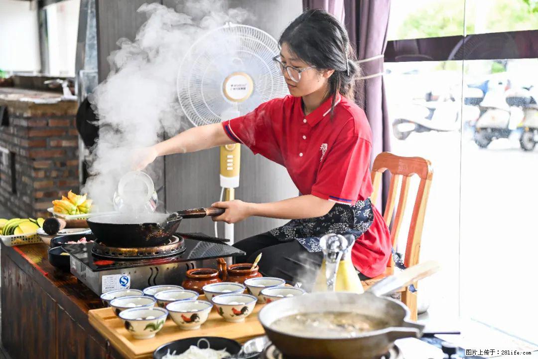 全网追的“扁担女孩”，找了一份暑假工，时薪12元 - 丽水生活资讯 - 丽水28生活网 lishui.28life.com